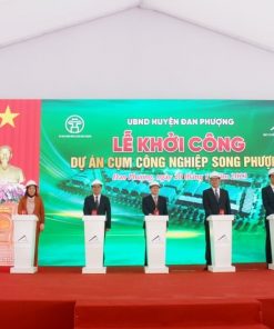 Các đại biểu thực hiện nghi lễ nhấn nút khởi công dự án.