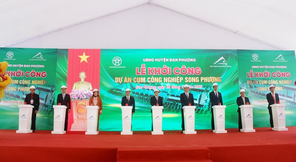 Các đại biểu thực hiện nghi lễ nhấn nút khởi công dự án.