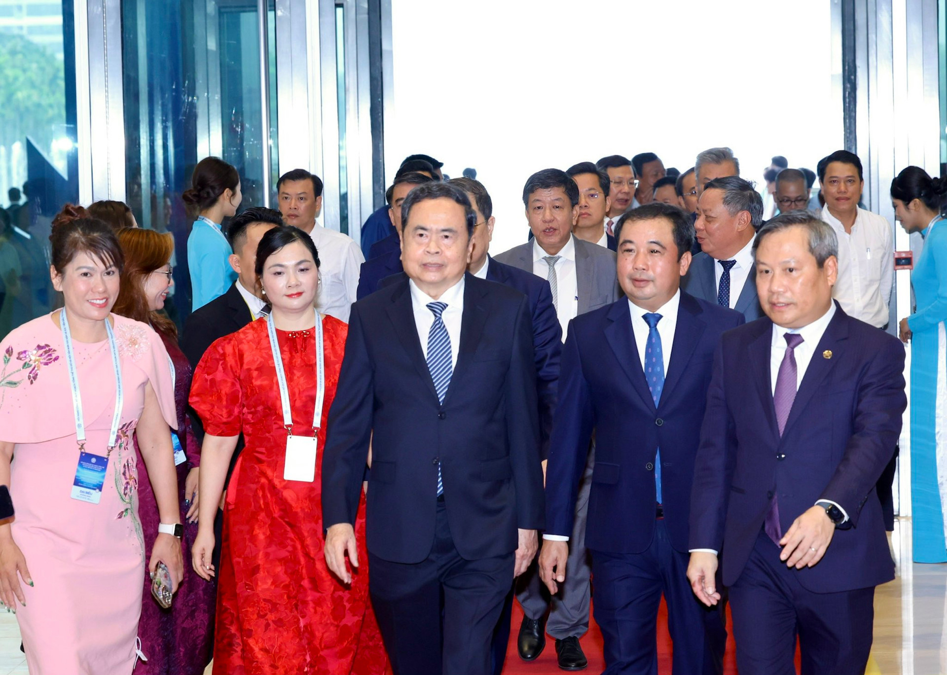 Chủ tịch Quốc hội Trần Thanh Mẫn cùng các đại biểu tham quan gian trưng bày tại hội nghị.