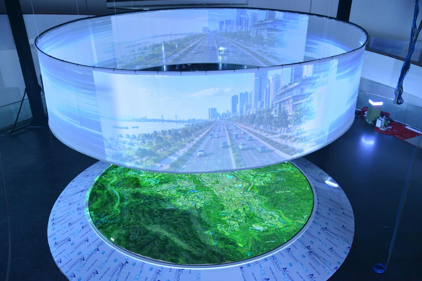 Hà Nội trưng bày sa bàn ứng dụng công nghệ trình chiếu mapping 3D hiển thị sinh động và trực quan định hướng quy hoạch