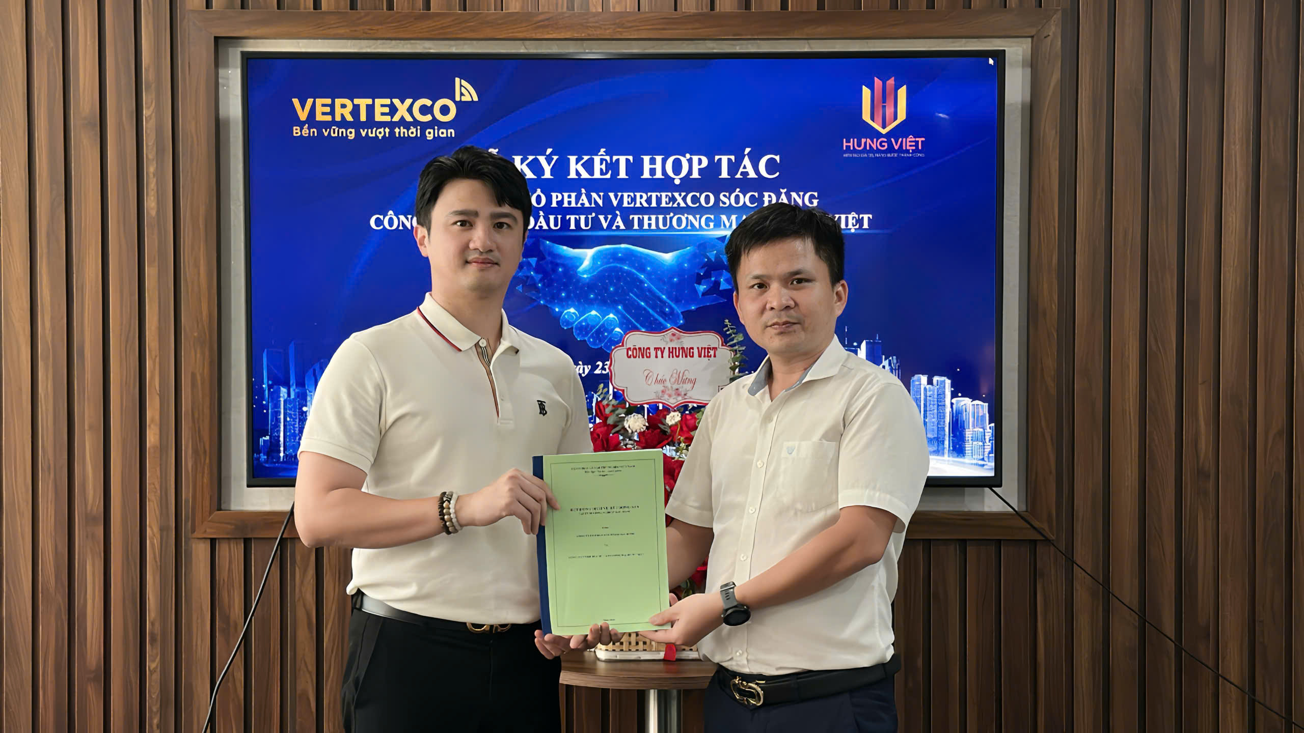 Buổi ký kết hợp tác giữa Hưng Việt Land và Vertexco Sóc Đăng diễn ra tốt đẹp.
